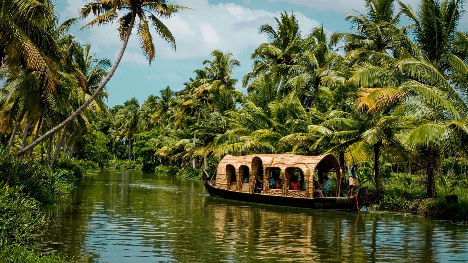 Kerala Backwaters – A Tranquil Escape into Nature’s Serenity
